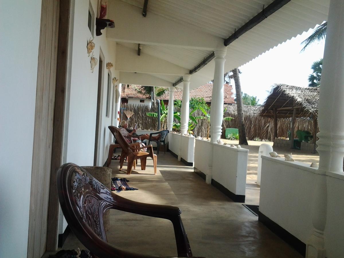 Dolphinchilling Hotel Alankuda ภายนอก รูปภาพ
